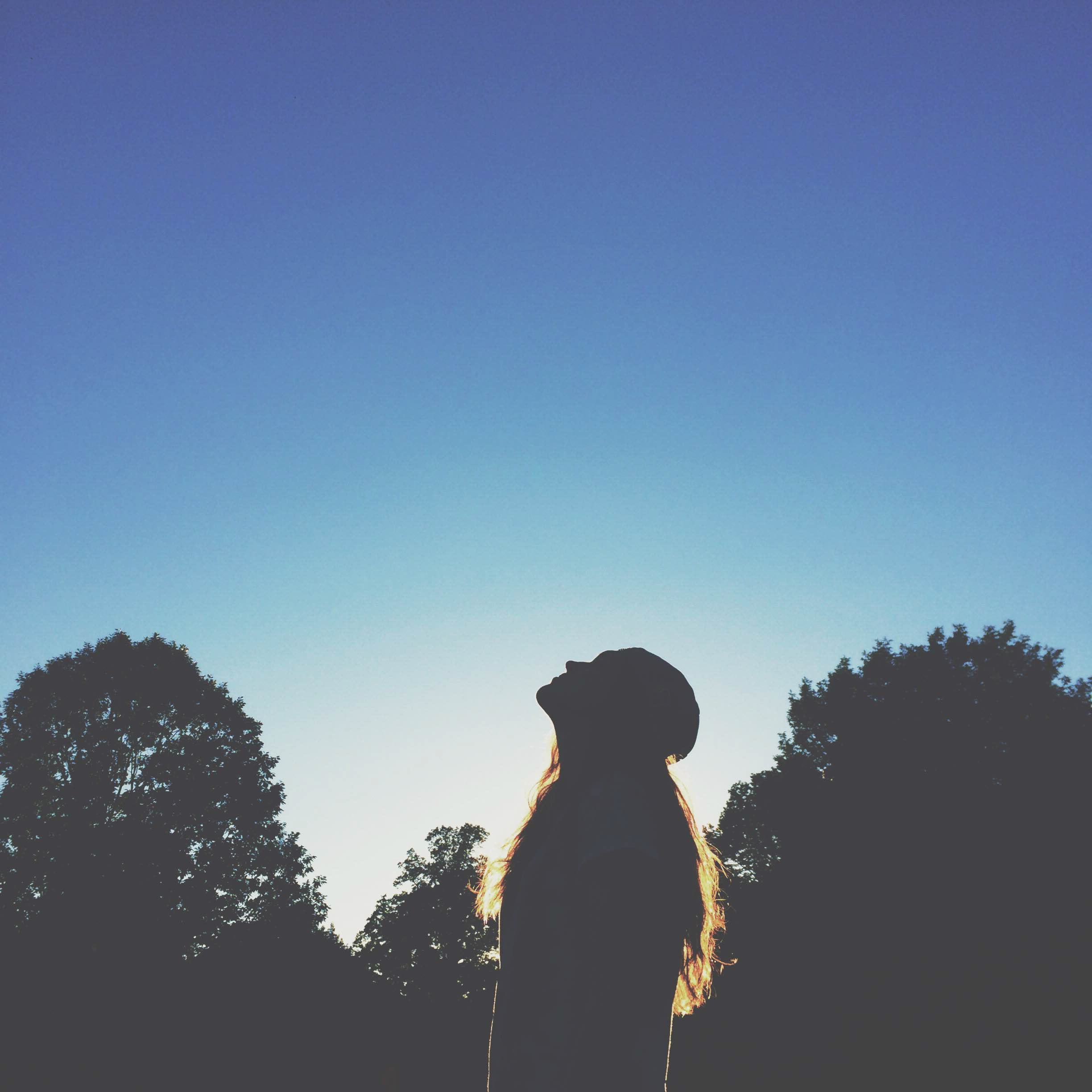woman looking up at the sky